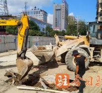 日嫩逼黄色的视频高温下的坚守｜道路建设者用汗水铺就畅通路